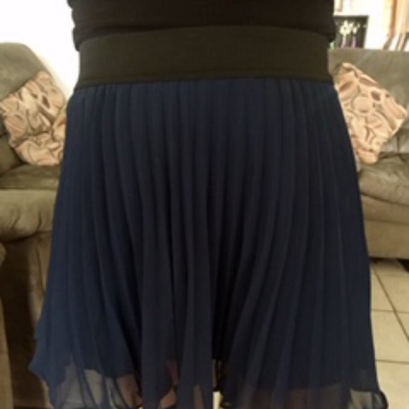 Navy blue pleated mini skirt - Picture 3 of 3